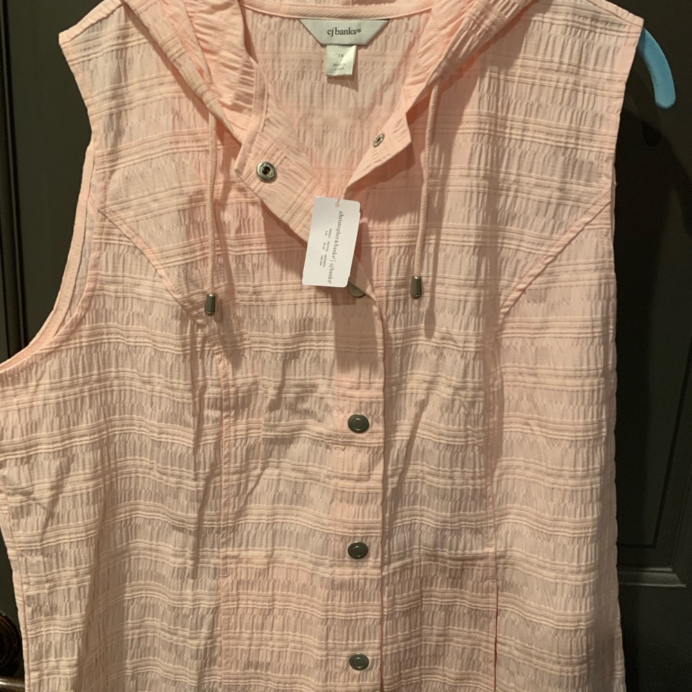Women’s CJ Banks size 1X light pink hooded vest. NWT.